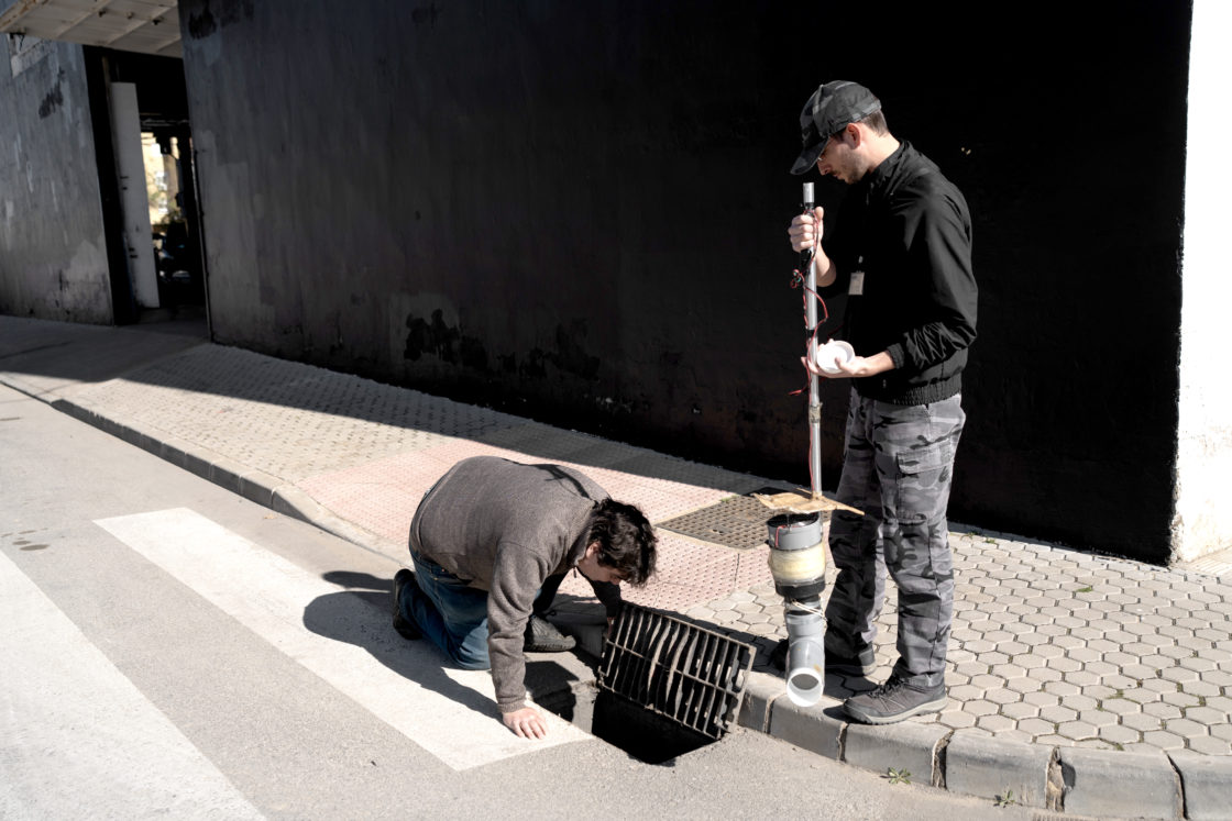 Jordi y Álvaro inspeccionan una rejilla.
