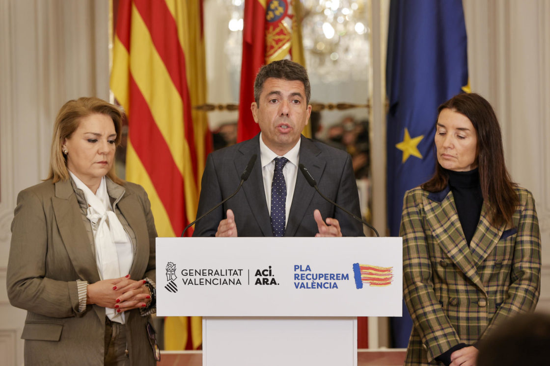 El president de la Generalitat, Carlos Mazón, acompañado por la vicepresidenta, Susana Camarero, y la consellera de Hacienda y Economía, Ruth Merino (derecha), durante su comparecencia este lunes.