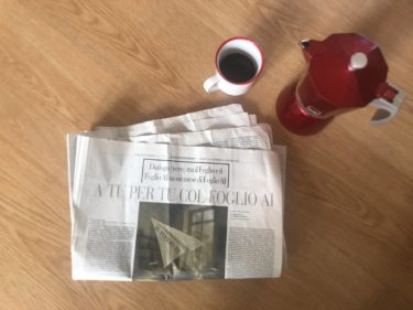 El ejemplar en papel de 'Il Foglio' donde hacen balance del experimento con la IA.