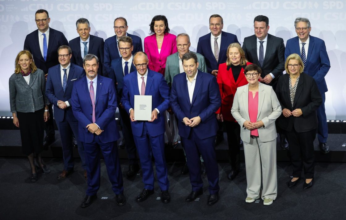 La firma del acuerdo entre el bloque conservador, formado por la Unión Cristianodemócrata (CDU) y la Unión Socialcristiana (CSU) bávara, y los socialdemócratas. 