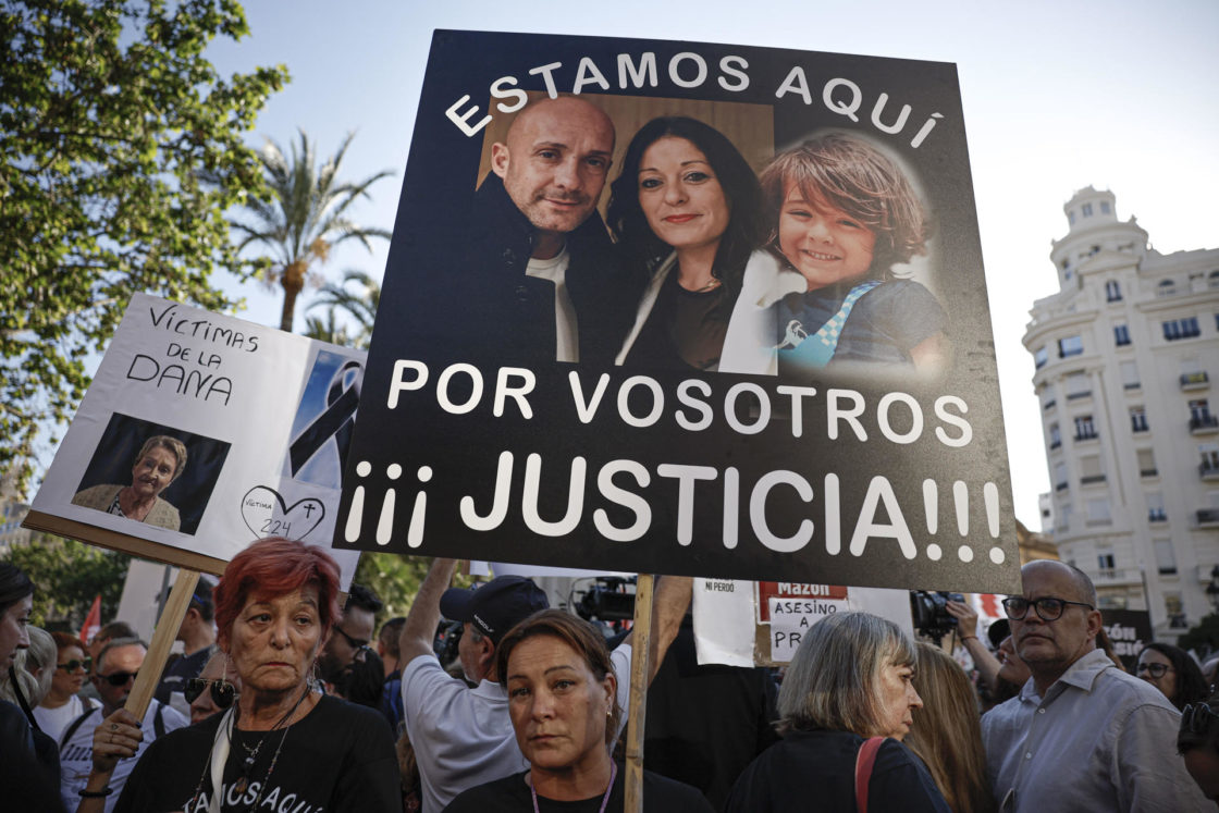Manifestantes con las fotos de sus familiares. EFE/Biel Aliño