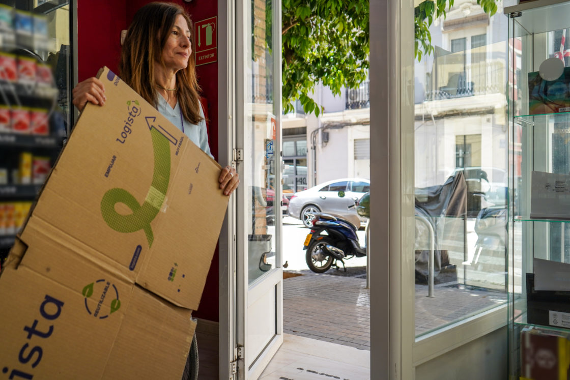 Elisa con una caja en su estanco. A. IRANZO