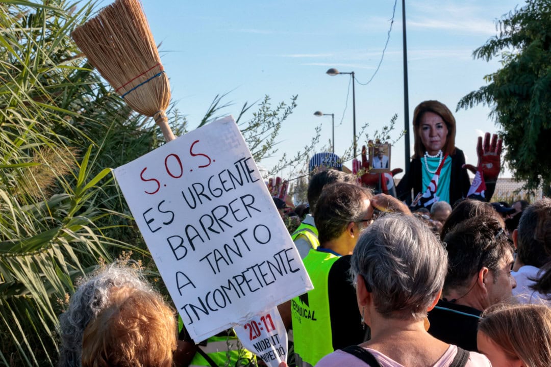 El "Pont de la solidaritat", convertido en símbolo de las protestas contra Mazón