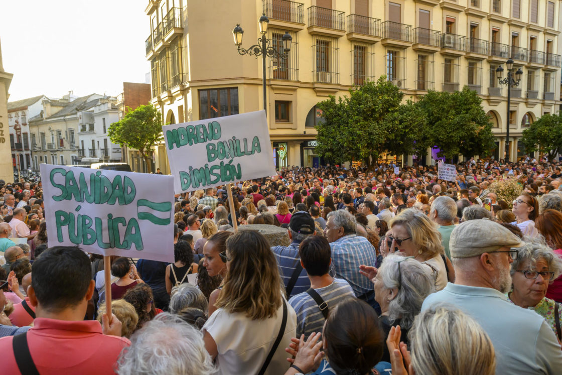 Las mujeres pidieron la dimisión de Moreno Bonilla. EFE/ Raúl Caro
