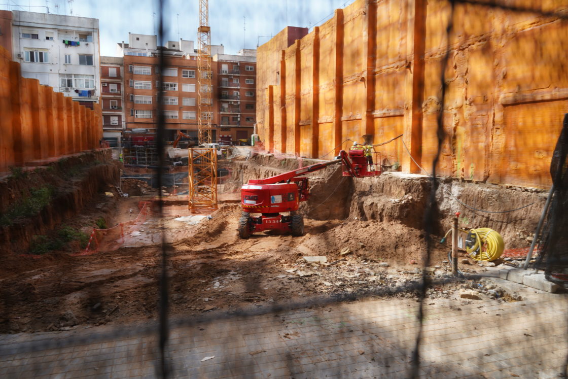 Obras para construir un complejo hotelero entre las calles Maximiliano Thous y Benipeixcar.
